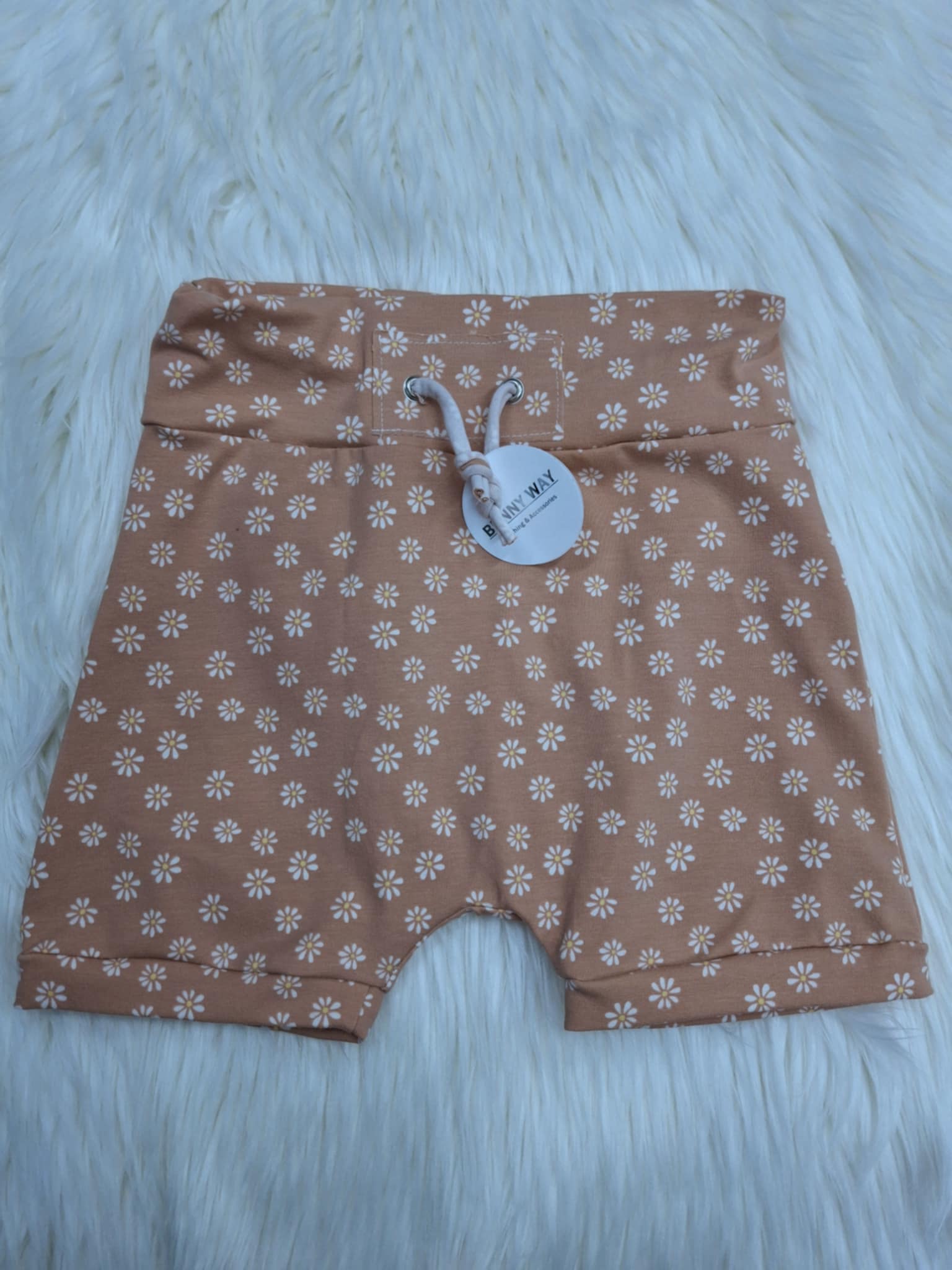 Kratke hlače št. 104/110 - Marjetice na marelični barvi