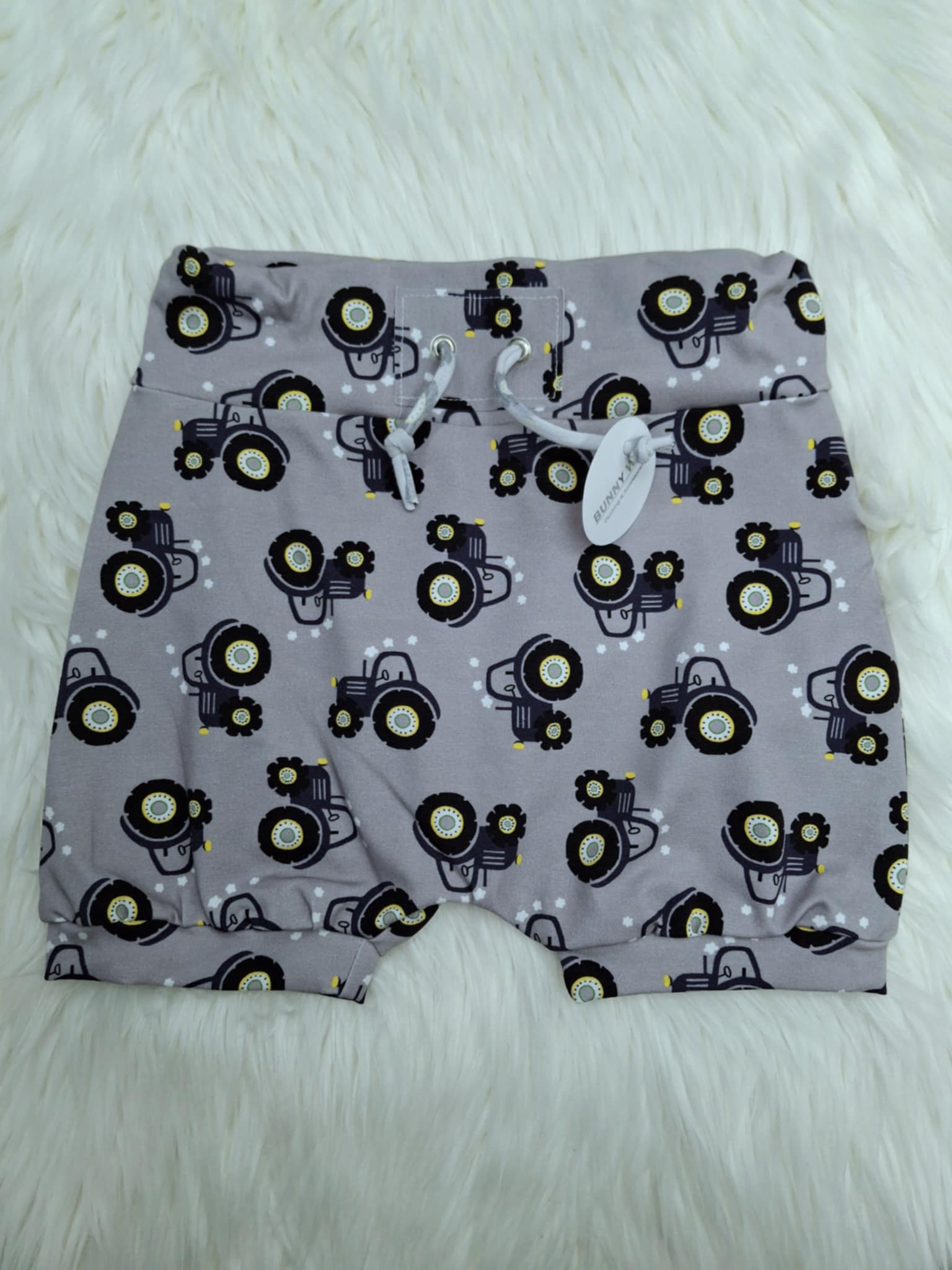 Kratke hlače št. 104/110 -Siva/ traktorji večji